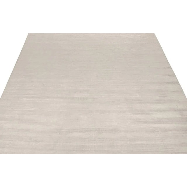 2010s 2010s Rug & Kilim’s Plain Modern Rug in Solid Silver and Off-White Tone-on-Tone - 13x17 For Sale - Image 5 of 7