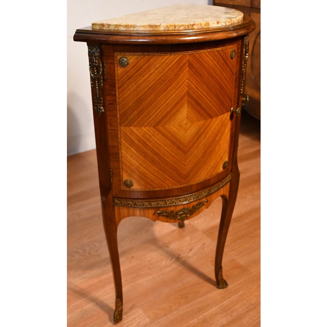 1930s French Louis XV Satinwood & Marble Top Pair Nightstands / Bedside Tables For Sale - Image 6 of 10