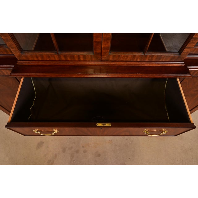 Wood Henkel Harris Georgian Carved Mahogany Lighted Breakfront Bookcase Cabinet For Sale - Image 7 of 18