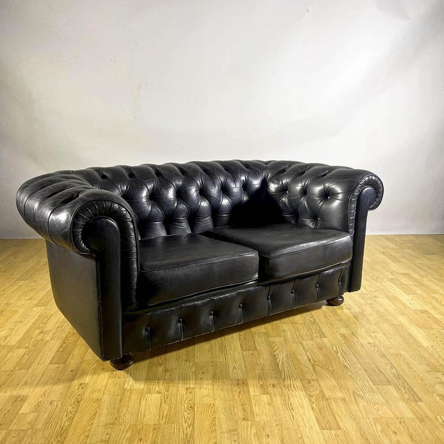 Chesterfield Club Sofa in Black Leather with Wooden Legs, 1960s For Sale - Image 4 of 9