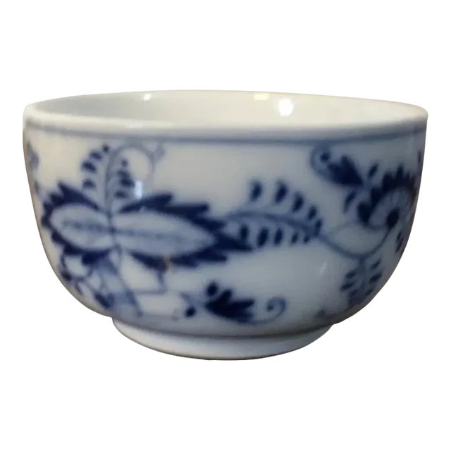 Antique 18th Century Meissen Porcelain Small Bowl in Blue Onion Pattern For Sale
