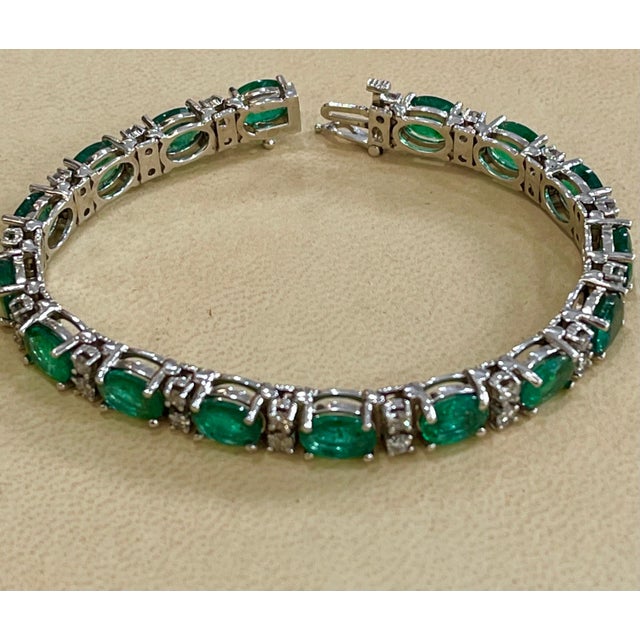 22 Carat Natural Zambian Emerald & 1.6ct Diamond Tennis Bracelet 14 Karat Gold For Sale In New York - Image 6 of 8