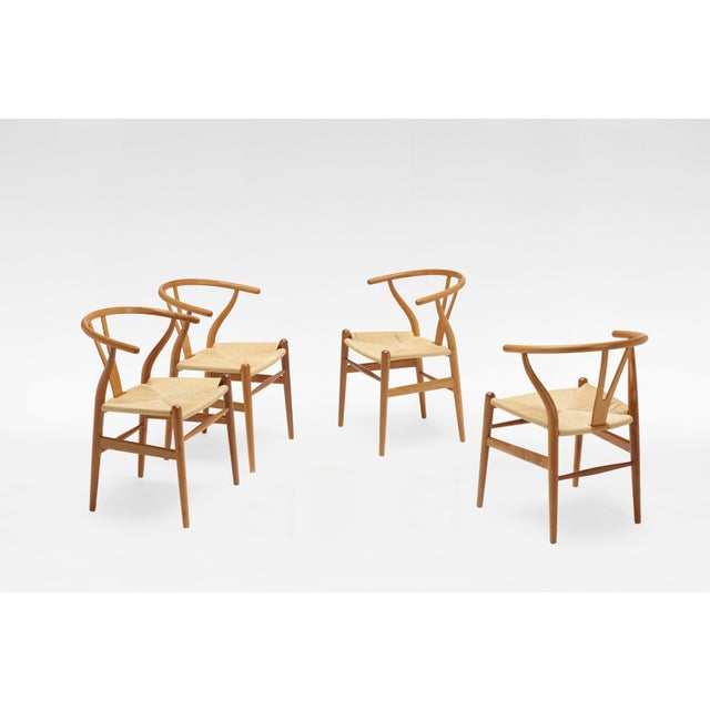 Designed in 1949, the Wishbone Chair is a cornerstone of Danish mid-century modernism, inspired by traditional Chinese...