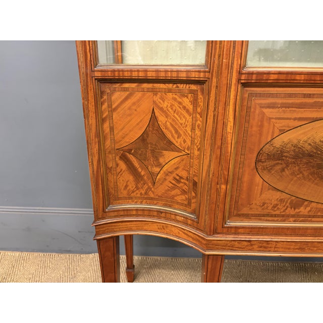 Inlaid Satinwood Display Cabinet from Maple & Co., 1900s For Sale - Image 4 of 18