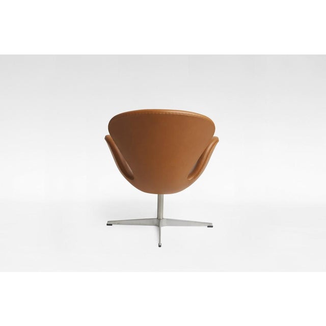 Fritz Hansen Vintage Swivel Swan Chair in Cognac Leather by Arne Jacobsen for Fritz Hansen, 1950s For Sale - Image 4 of 8