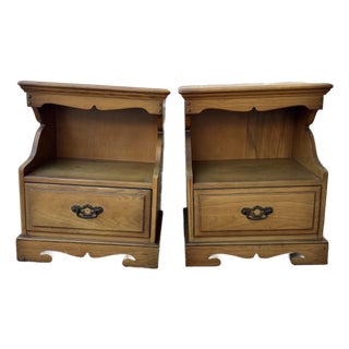 Vintage Colonial Early American Style Hard Maple Nightstands by the Unique Furniture Makers Company, 2 Pieces For Sale