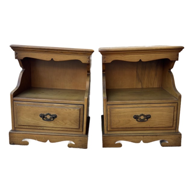 Vintage Colonial Early American Style Hard Maple Nightstands by the Unique Furniture Makers Company, 2 Pieces For Sale
