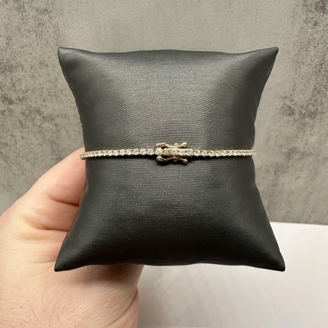 Contemporary Natural Diamond Tennis Bracelet in 14kt Yellow Gold – 1.83ctw, 7in, New For Sale - Image 3 of 4