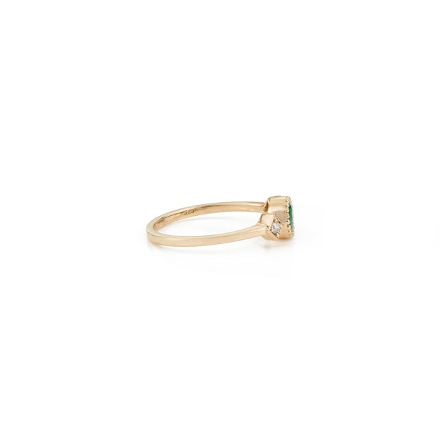 Round Emerald Trilogy Vintage Ring With Diamonds in 14k Yellow Gold Size 6 For Sale - Image 9 of 18