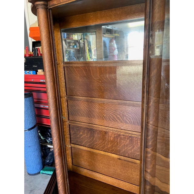 Late 18th Century Quartersawn Oak Curved Glass Curio Cabinet For Sale - Image 16 of 18