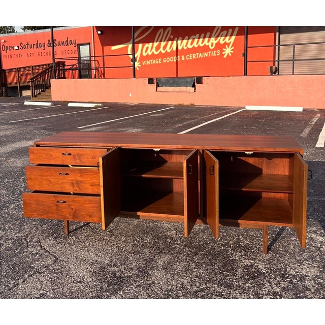 Restored in full, this Jack Cartwright Founders sideboard is a great piece to ground a space - living room, hallway,...