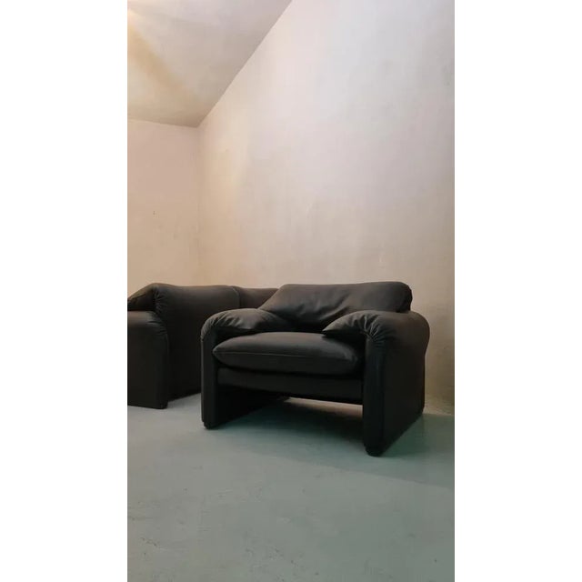 Maralunga Sofa and Armchairs by Vico Magistretti for Cassina, 1973, Set of 3 For Sale - Image 6 of 8