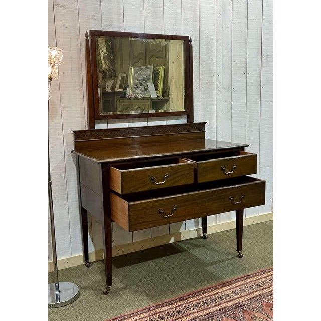 English Mahogany Dressing Table, Early 20th Century, in Good conditions. Designed 1890 to 1919