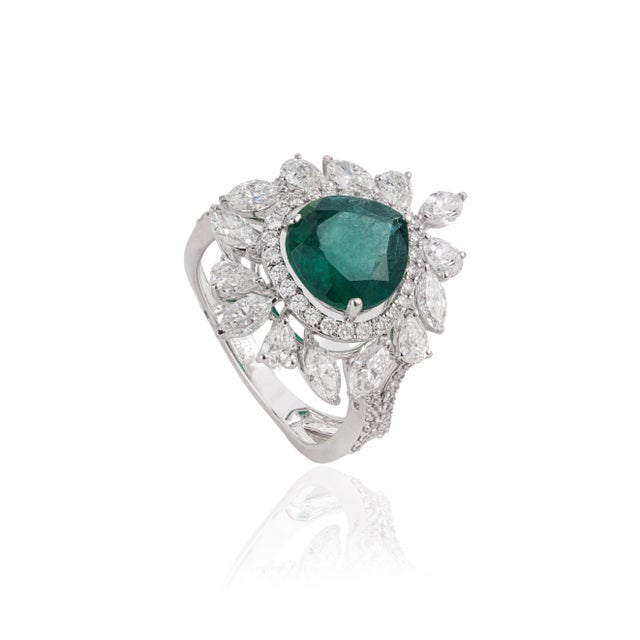 VR Jewels Luxury 2.24Ct Natural Emerald & 1.91Ct Diamond Halo Cocktail Ring Size 4 in 18k Gold For Sale - Image 4 of 16