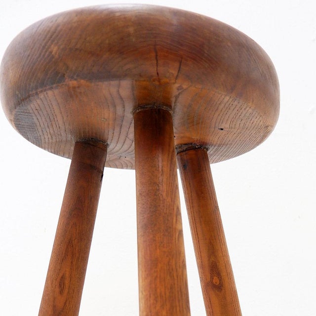 Charlotte Perriand Vintage Brutalist Tripod Stool in Wood, 1960 For Sale - Image 4 of 10