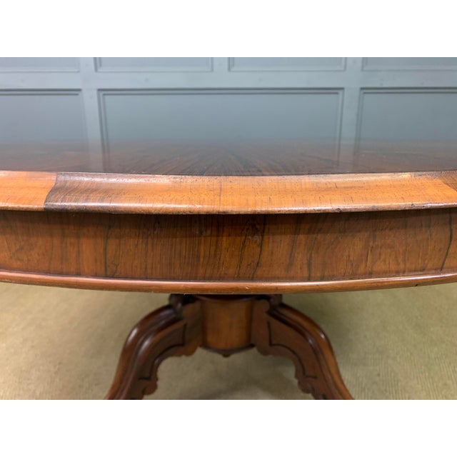 A lovely mid-Victorian period round rosewood loo, or breakfast, table. Of good construction in solid rosewood with...