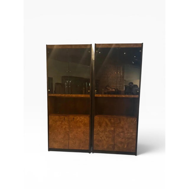 Hollywood Regency 1970s Pair of Vintage Century Furniture Illuminated Display Cabinets – Burl Wood & Brass – Hollywood Regency Style For Sale - Image 3 of 14
