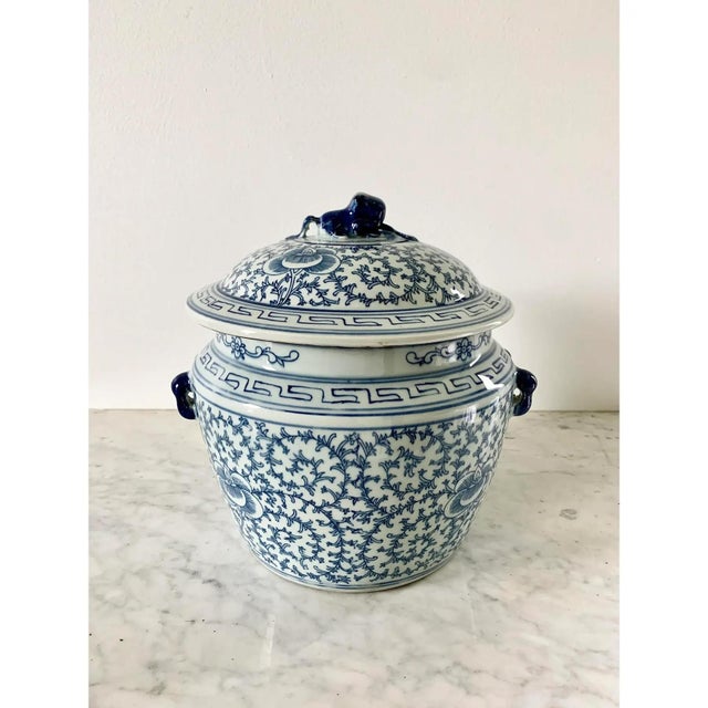 Chinoiserie Blue and White Porcelain Covered Jars With Foo Dog Finials, Pair For Sale In South Bend - Image 6 of 13