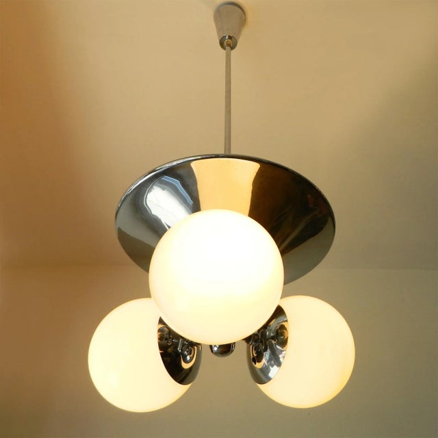 Beautiful vintage hanging lamp 30s, chromed frame with three glass balls and two light bulbs as uplight. Very nice...