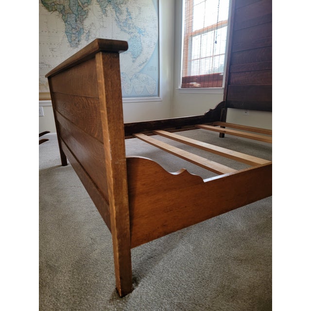Antique Quarter-Sawn Tiger Oak Full Bed With Carved Floral Crest, c.1905 For Sale - Image 4 of 10