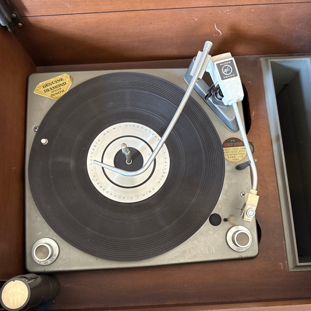 1960s Mid Century Console With Built in Turntable and Radio (Zenith) For Sale - Image 5 of 9