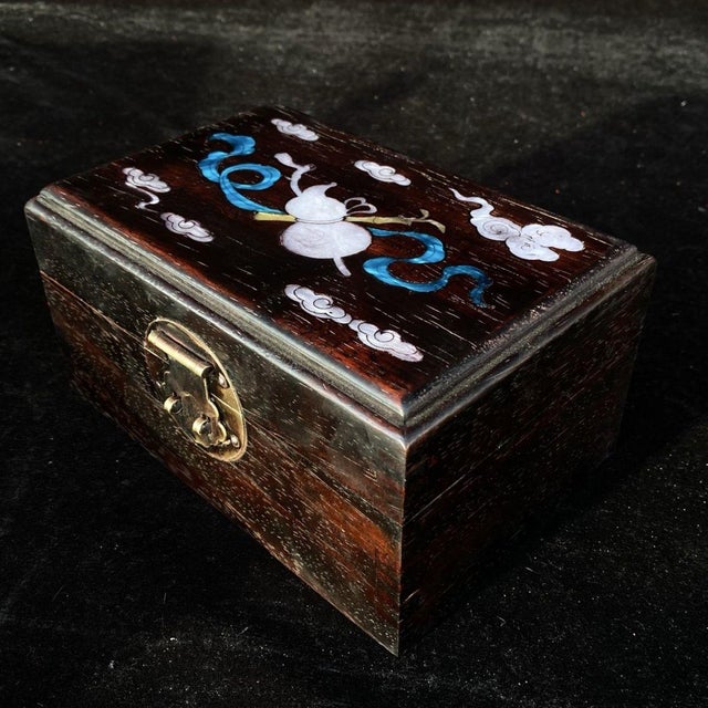 1970s Vintage Chinese Rosewood & Mother-of-Pearl Inlay Jewelry Box – Auspicious Objects & Clouds Motif For Sale - Image 5 of 9