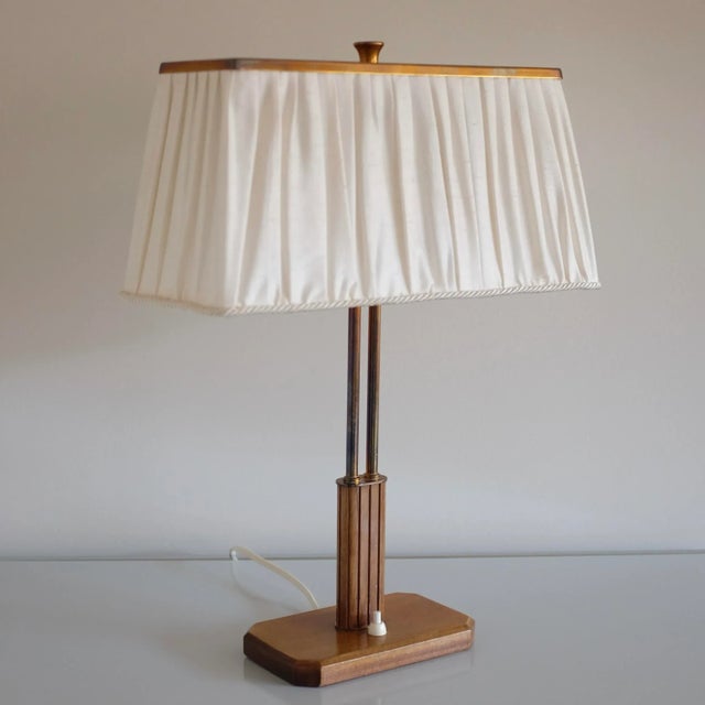 Beautiful 1940s Table lamp model 15485 by Böhlmarks, Sweden, possibly designed by Harald Notini. Wooden lamp base with...