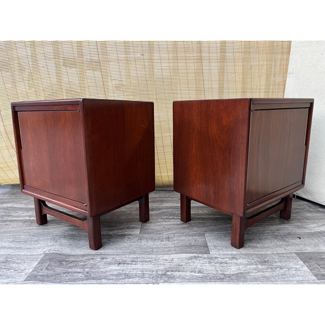 A Pair of Refinished Mid Century Modern Nightstands by Cavalier Furniture. Circa 1960s. For Sale - Image 16 of 18