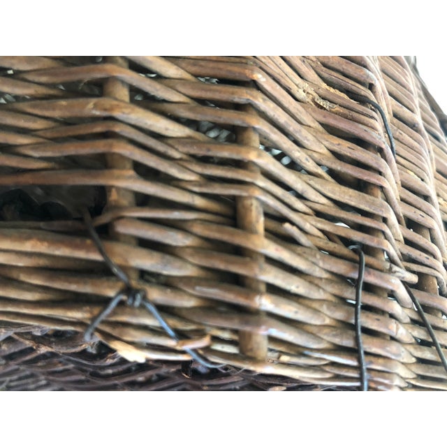 Early 20th Century Rustic Old American Wicker and Willow Fishing Creel For Sale - Image 11 of 12