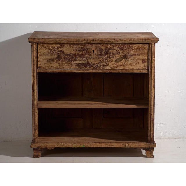 Antique counter with maroon shades (c.1920) Approximate age: 150 years Material: Pinewood Our antique counter is a unique...