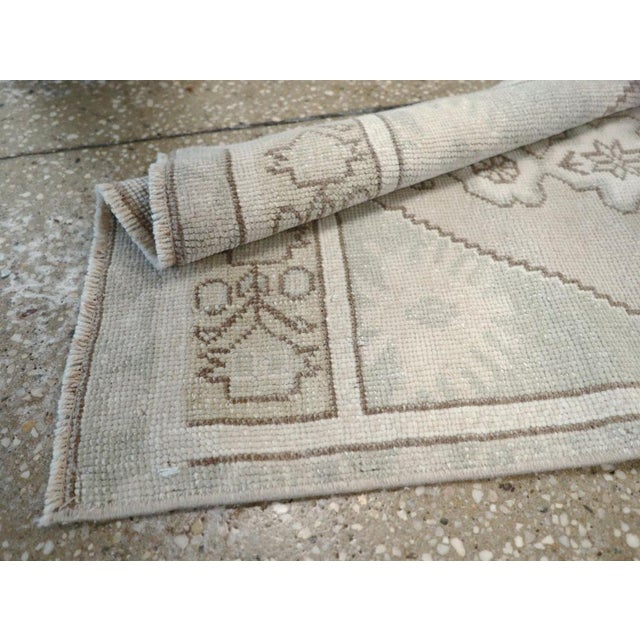 Ivory Galerie Shabab Collection Mid-20th Century Turkish Oushak Throw Rug For Sale - Image 8 of 8
