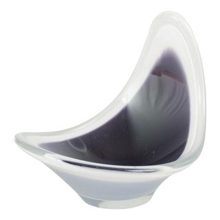 Coquille Bowl in Black and White Art Glass by Paul Kedelv for Flygfors, 1950s For Sale