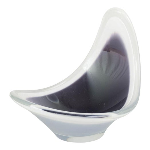 Coquille Bowl in Black and White Art Glass by Paul Kedelv for Flygfors, 1950s For Sale