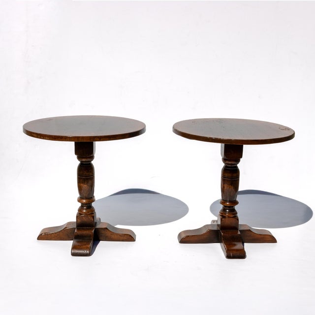 English 1920s Pair of Low Round Oak Cocktail Tables With Turned Column Supports on Splayed Feet For Sale - Image 3 of 5