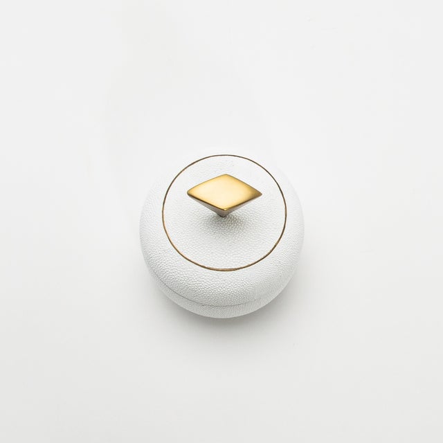 Set of 2 Round Boxes in White Shagreen With Bronze Patina Brass Knob by Kifu Paris For Sale In Los Angeles - Image 6 of 8