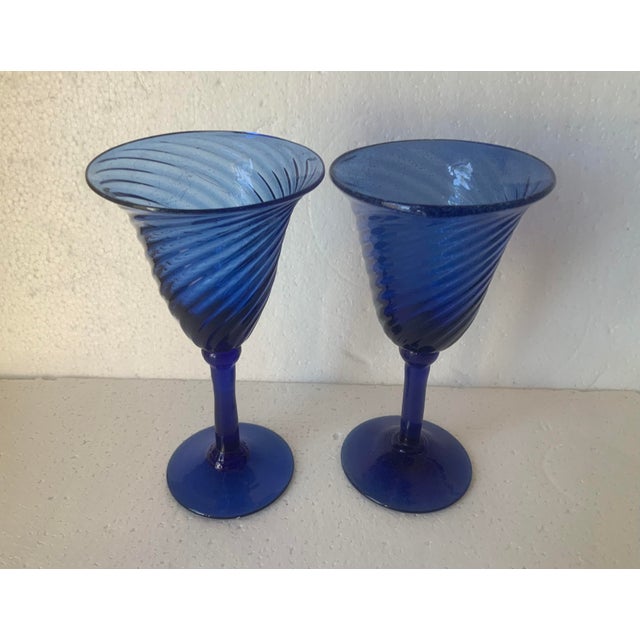 -O til mark on the base; Swirl Pattern: slight variations in size and color due to hand crafting