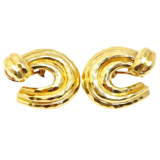 This exquisite pair of hoop earrings showcases the artistry and craftsmanship synonymous with Henry Dunay, a renowned...