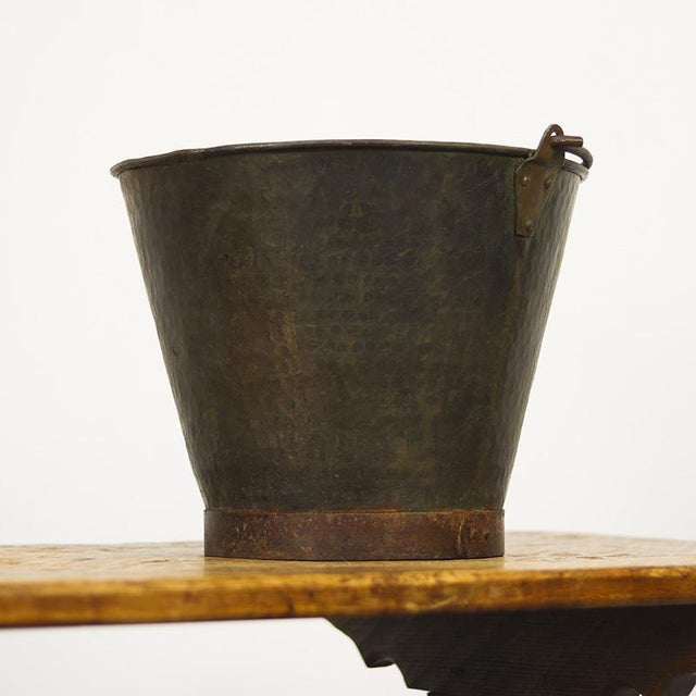 Unieke roodkoperen emmer met hamerslag en prachtige patina, ontstaan door een eeuw van gebruik. Groot exemplaar met...