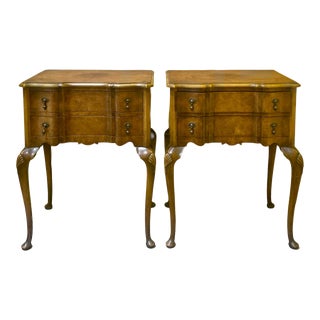 Vintage Grosfeld House Furniture Co English Queen Anne Style Walnut Side Tables, Pair For Sale
