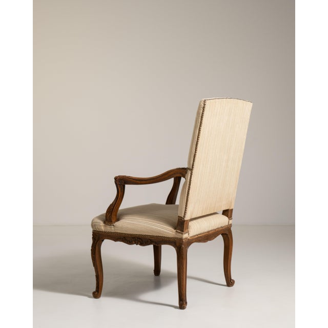 French Louis XV Oak Throne Chair, Rococo Style, France, 19th Century For Sale - Image 3 of 13