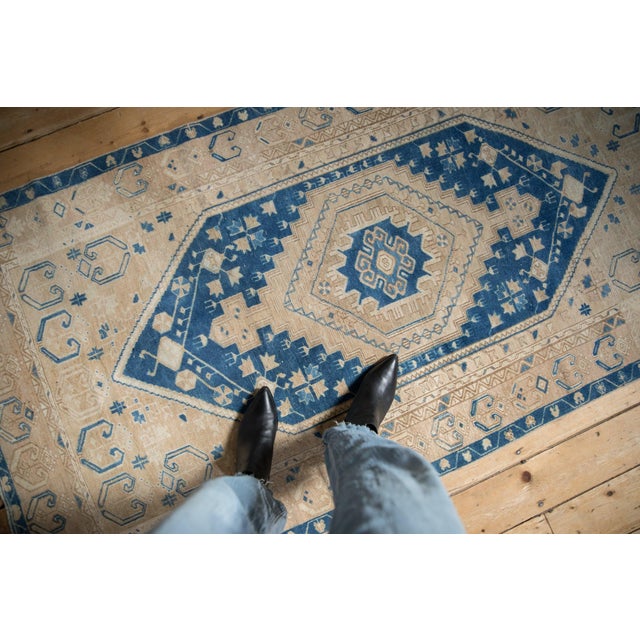 :: Multi-concentric center medallions ending in stepped contour and trefoil finials bearing interior pinwheel minor...