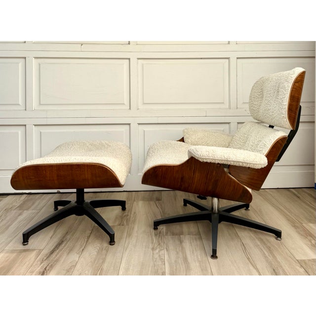 Mid-Century Modern Vintage Northfield Eames-Style Lounge Chair & Ottoman in Walnut & Ivory Bouclé For Sale - Image 3 of 16