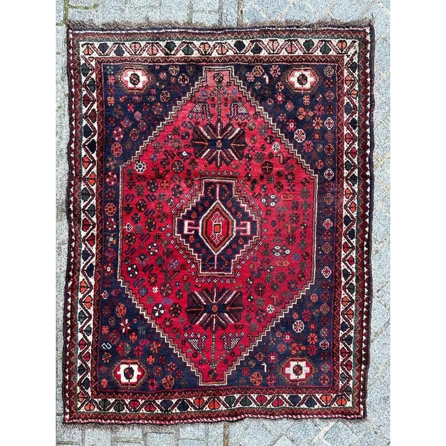 Beautiful vintage Shiraz rug from the second half of the 20th century, entirely hand-knotted in wool on wool. This...