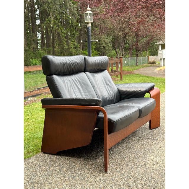 Ekornes Stressless Reclining Leather Loveseat Sofa Superb leather reclining sofa from the stressless line from Ekornes....
