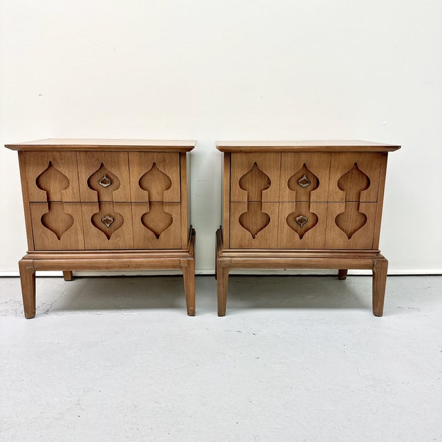 Kent Coffey 1950s Pair of Kent Coffey Perspecta Mid Century Modern Oak Nightstands Moroccan, Attributed For Sale - Image 4 of 15
