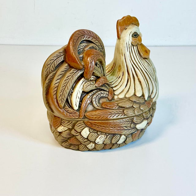 1985 Vintage Arts & Crafts Americana Farmhouse Folk Art Ceramic Hen on Nest Covered Tureen For Sale - Image 11 of 13