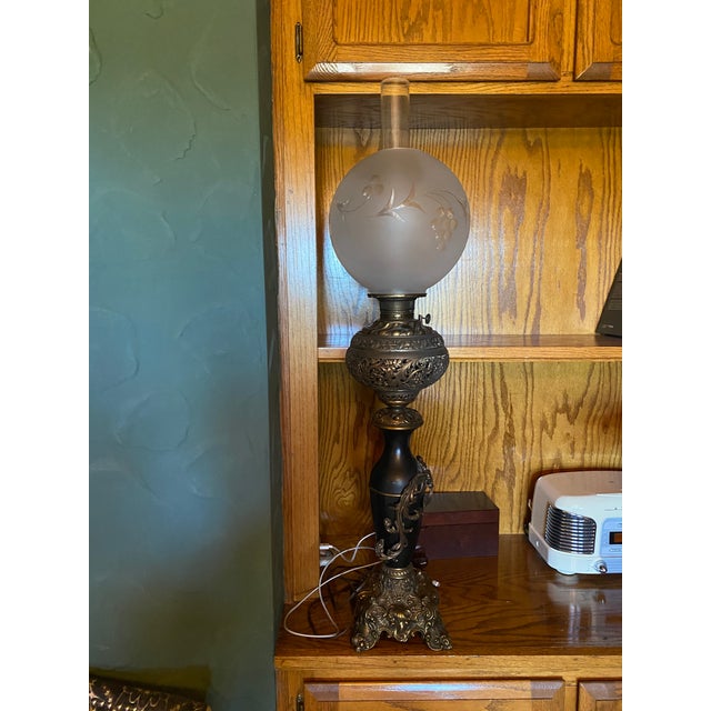 Victorian 1940s French Victorian Electrified Oil Lamp With Etched Hand Blown Globe and Clear Chimney With Brass Base For Sale - Image 3 of 9
