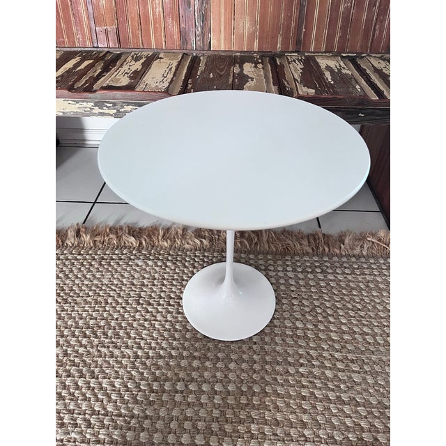 Metal Vintage Knoll Saarinen 20” Round White Tulip Side Table by Eero Saarinen For Sale - Image 7 of 10