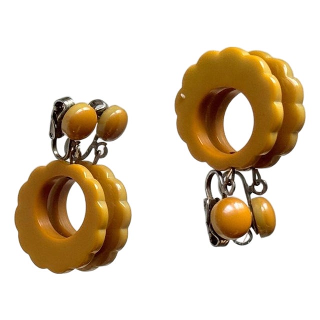 Vintage 1940s Mustard Yellow Bakelite Dangle Earrings With Scalloped Edge, A Pair For Sale