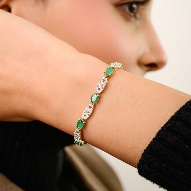 3.55 Ct Emerald & Diamond Art Deco 20th Century Bracelet in 18k Yellow Gold For Sale - Image 4 of 14